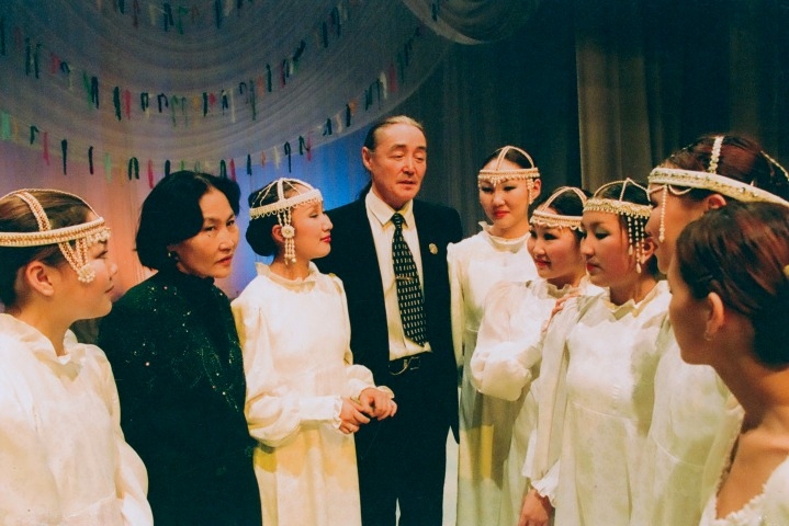 Обложка Электронного документа: Художественный руководитель Национального театра танца РС (Я) Геннадий Баишев с Натальей Посельской и с артистами балета: [фотография]