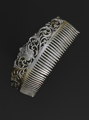 Обложка Электронного документа: Гребень = Тараах: [художественное изделие из серебра]
