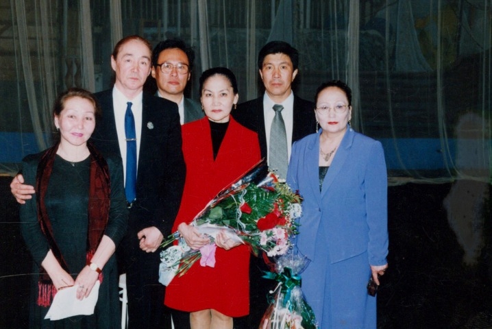 Обложка Электронного документа: На фотографии Римма Константинова, Геннадий Баишев, Николай Свешников, Наталья Посельская, Анатолий Ултургашев и Валентина Наумова: [фотография]