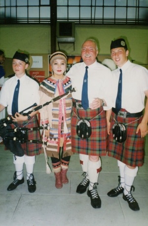 Обложка Электронного документа: Вера Черноградская с музыкантами из Швейцарии на Международном фольклорном фестивале во Франции: [фотография]