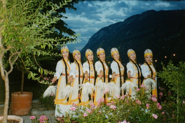 Обложка Электронного документа: Артистки Национального театра им. С. Зверева-Кыыл уола в Швейцарии: [фотография]