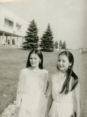 Обложка Электронного документа: Солисты Государственного ансамбля танца Якутии Марианна Дмитриева и Вера Черноградская в г. Ульяновск: [фотография]