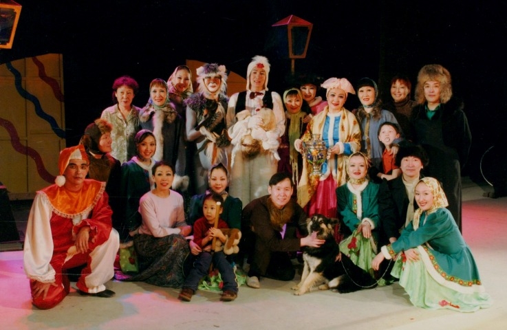 Обложка Электронного документа: После премьеры детского спектакля "Каштанка": [фотография]