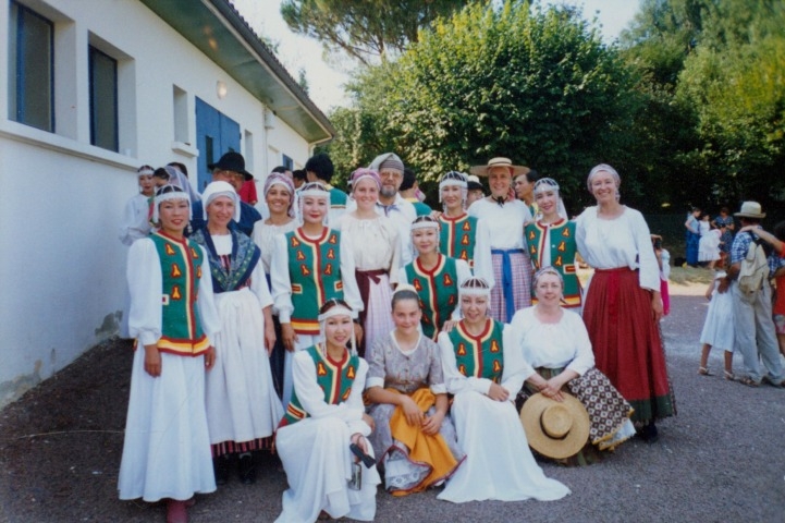 Обложка Электронного документа: Артисты Национального театра им. С. Зверева-Кыыл Уола с участниками международного фольклорного фестиваля во Франции: [фотография]