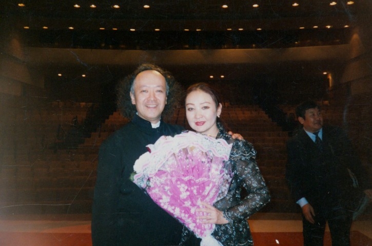 Обложка Электронного документа: Вера Черноградская с японским дирижером Икуо Ямомото на сцене ГТОиБ им. Д. К. Сивцева-Суорун Омоллоона: [фотография]