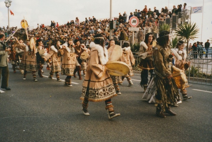 Обложка Электронного документа: Артисты Национального театра танца им. С. Зверева-Кыыл уола на дефиле в Карнавале цветов в Ницце: [фотография]