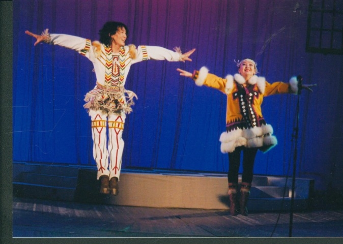 Обложка Электронного документа: Вера Черноградская и Дмитрий Артемьев в юкагирском танце "Лебедь и лебедка": [фотография]