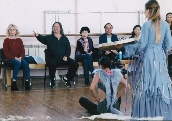 Обложка Электронного документа: Смирнова Светлана, Ковтун Георгий, Бессонова Светлана, Федоров Юрий, Иевлева Наталья, Ноговицына Виолетта, Аржакова Саскылана и Шарина Василена в балетном зале Дома дружбы народов им. А. Е. Кулаковского на генеральной репетиции: [фотография]