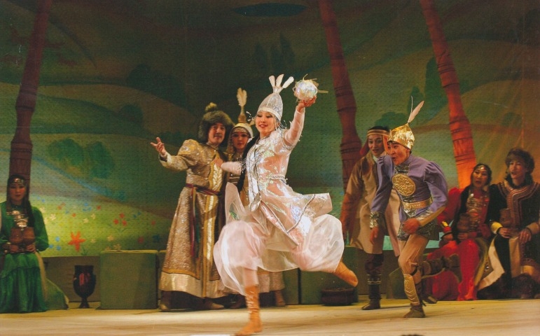 Обложка Электронного документа: Федоров Юрий, Черноградская Вера, Иванова Диана и Попов Владислав в спектакле "Айыы аймаҕа": [фотография]