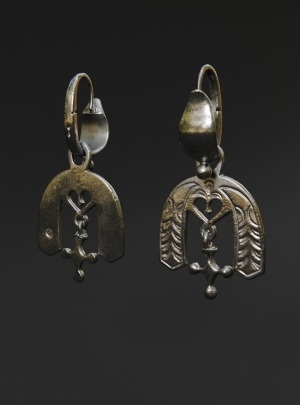 Обложка Электронного документа: Серьги "Подкова": [украшение из серебра]