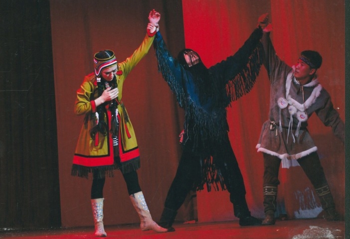 Обложка Электронного документа: Артисты Национального театра танца РС(Я) им. С. Зверева-Кыыл уола в спектакле "На краю Ойкумены" Афанасия Томского: [фотография]