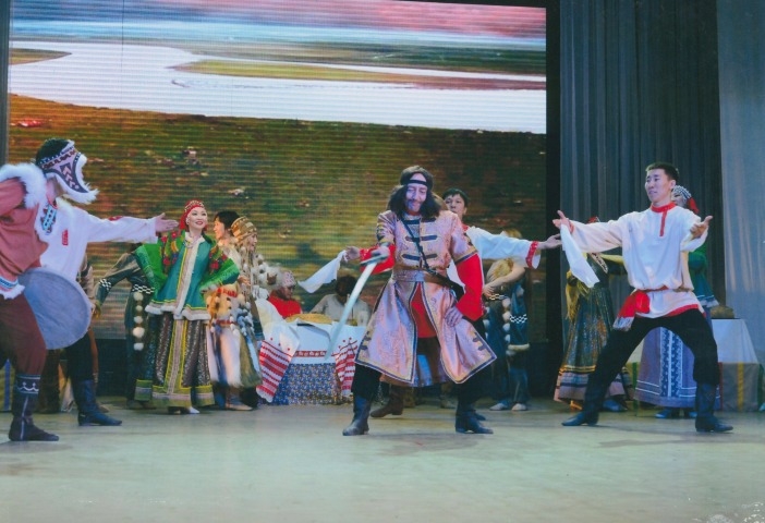 Обложка Электронного документа: Юрий Федоров в роли Тысяцкого Атамана в спектакле "На краю Ойкумены" Афанасия Томского: [фотография]