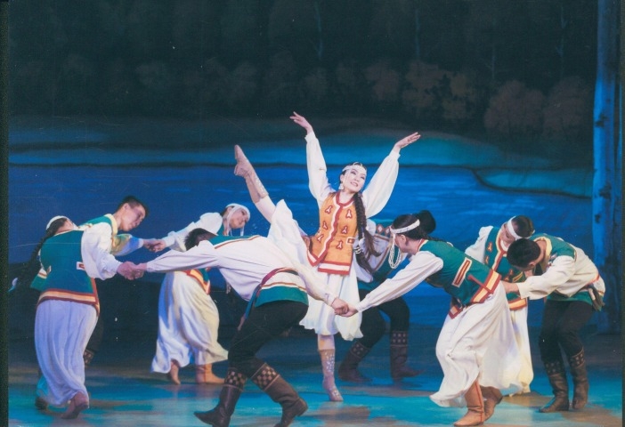 Обложка Электронного документа: Ноева Майя в этнобалете "Оһуор Туос" (Берестяночка): [фотография]