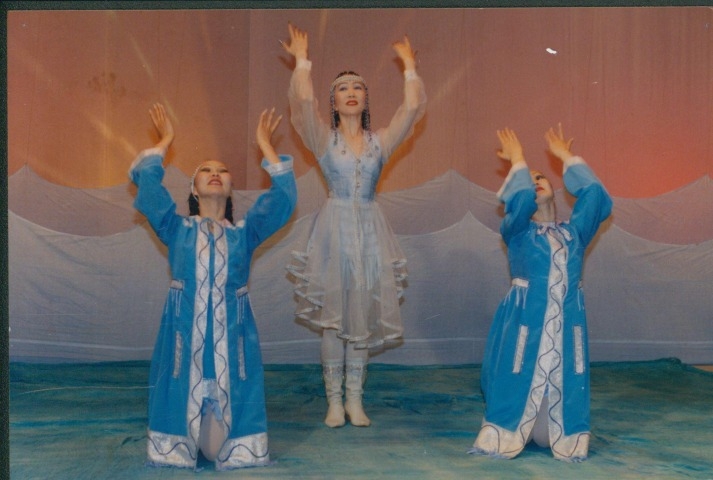 Обложка Электронного документа: Чойнова Анна, Петухова Ирина и Сидорова Парасковья в спектакле “Ярхадана”