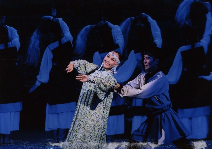 Обложка Электронного документа: Попов Владислав и Ноговицына Виолетта в спектакле “Манчаары”: [фотография]