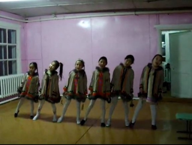 Обложка Электронного документа: Видеозапись в исполнении младшей группы ансамбля "Аянеса" попурри из песен "Кучукэн энкэчэн" и "Хялта этэ эмэддэн" из сборника "Песни оленного края": [видеозапись]