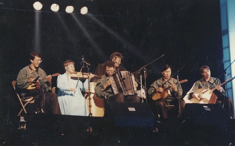 Обложка Электронного документа: Музыканты Оркестра национальных инструментов Национального театра танца Республики Саха (Якутия) во Всемирном фестивале фольклора в г. Друммондвиль (Канада): [фотография]