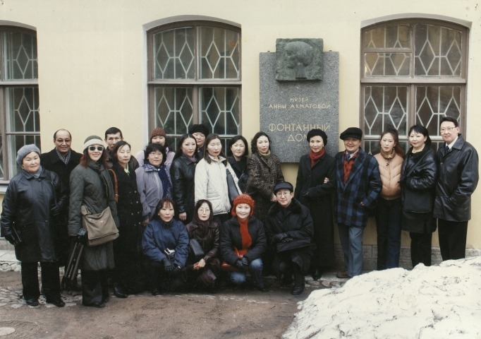 Обложка Электронного документа: Артисты оркестра национальных инструментов Национального театра танца РС(Я), деятели культуры и искусства во время гастролей в городе Санкт-Петербург: [фотография]