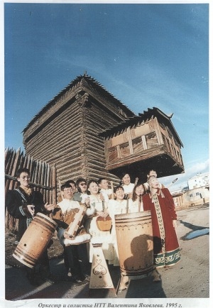 Обложка Электронного документа: Артисты оркестра национальных инструментов Национального театра танца Республики Саха (Якутия) у башни Тыгына (Якутского острога XVII века): [фотография]