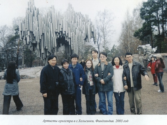 Обложка Электронного документа: Музыканты оркестра у памятника Сибелиусу в Финляндии: [фотография]