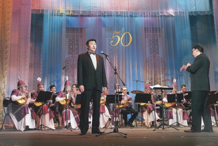 Обложка Электронного документа: Солист ГТОиБ им. Суоруна Омоллоона Егор Колодезников и оркестр национальных инструментов Национального театра танца Республики Саха (Якутия) им. С.А. Зверева-Кыыл Уола: [фотография]