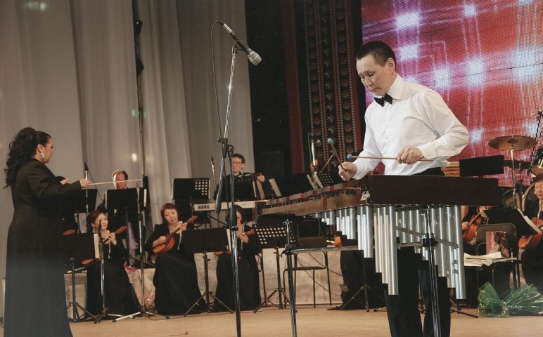 Обложка Электронного документа: Солист оркестра Афанасий Федоров и оркестр национальных инструментов Национального театра танца Республики Саха (Якутия) им. С. А. Зверева-Кыыл Уола: [фотография]