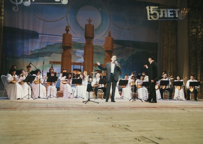 Обложка Электронного документа: Самсонов Александр и Оркестр национальных инструментов Национального театра танца Республики Саха (Якутия) им. С. А. Зверева-Кыыл Уола на Гала-концерте к 15-летию оркестра: [фотография]