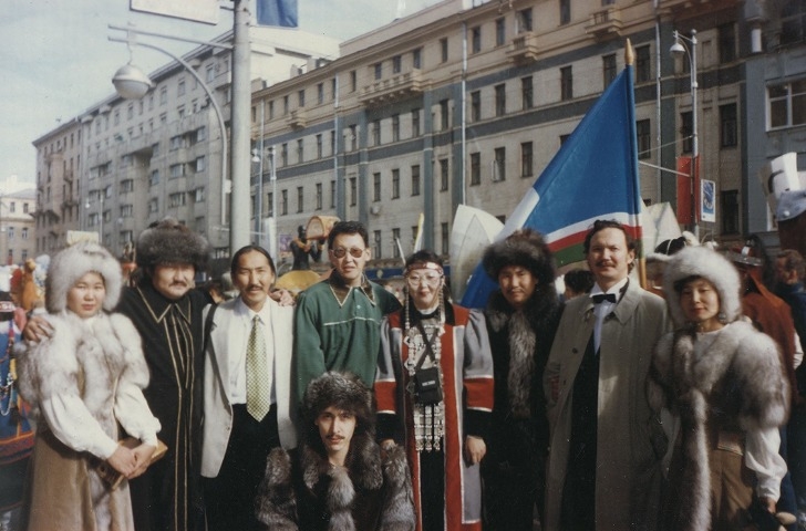 Обложка Электронного документа: Музыканты оркестра национальных инструментов Национального театра танца РС (Я) с деятелями искусств в Москве: [фотография]