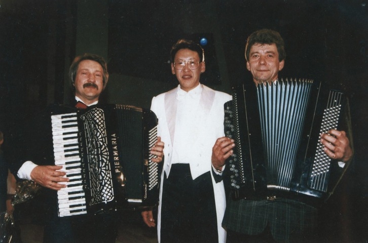 Обложка Электронного документа: Николай Петров, Борис Корниенко, Владимир Лихотин – с солистами концерта к 5-летию оркестра "Бал виртуозов" 5 мая 1998 год в ЦКиИ им. А. Е. Кулаковского: [фотография]