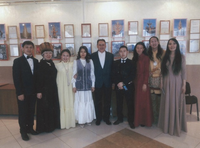 Обложка Электронного документа: Участники литературно-музыкального проекта “Умсулҕан”, посвященного году литературы в РФ: [фотография]