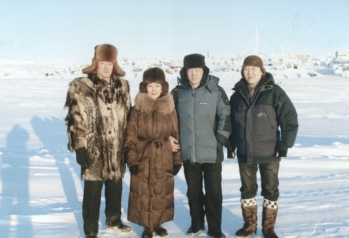 Обложка Электронного документа: Творческая экспедиция в Аллаиховском улусе перед постановкой спектакля “На краю Ойкумены”: [фотография]