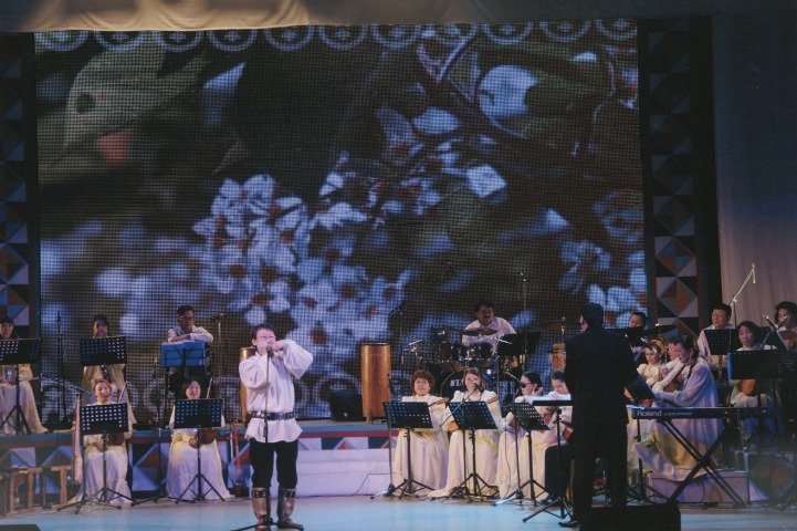 Обложка Электронного документа: Афанасий Томский и оркестр национальных инструментов Национального театра танца РС (Я) им. С. А. Зверева-Кыыл Уола на творческом проекте "Олохпут биһигэ - Музыка": [фотография]