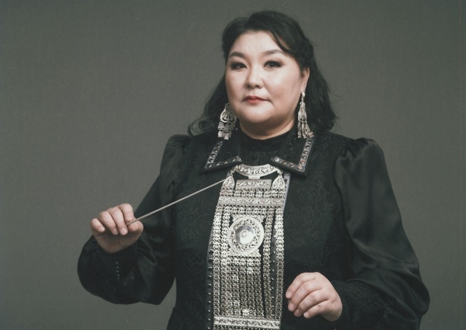 Обложка Электронного документа: Иванова Анюта Николаевна – дирижер оркестра национальных инструментов Национального театра танца Республики Саха (Якутия) им. С. А. Зверева-Кыыл Уола: [фотография]