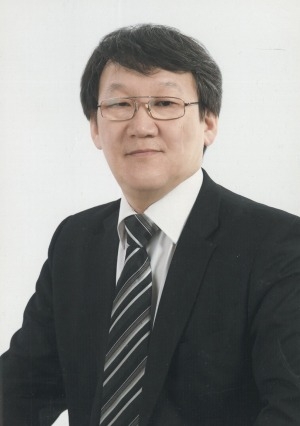 Обложка Электронного документа: Томский Афанасий Афанасьевич - артист оркестра национальных инструментов Национального театра танца Республики Саха (Якутия) им. С. А. Зверева-Кыыл Уола: [фотография]