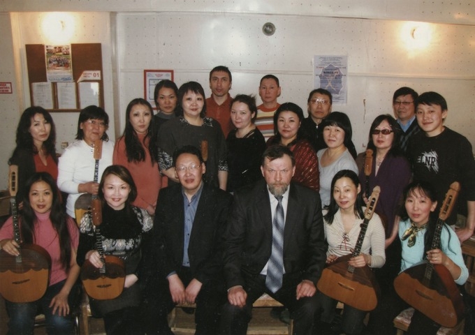 Обложка Электронного документа: Петров Н. П., Арбуз С. И. – профессор ДВГАИ, заслуженный артист России и музыканты оркестра национальных инструментов Национального театра танца РС (Я) им. С. А. Зверева-Кыыл Уола в ДДН им. А. Е. Кулаковского: [фотография]