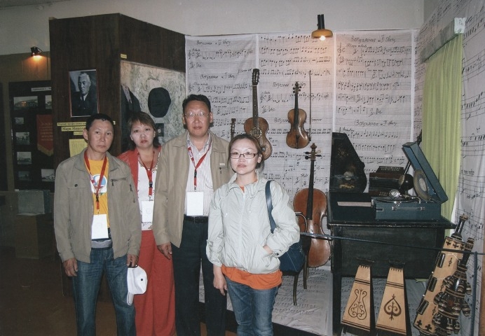 Обложка Электронного документа: Музыканты Оркестра национальных инструментов Национального театра танца Республики Саха (Якутия) им. С. А. Зверева-Кыыл Уола в Вилюйском краеведческом музее им. П. Х. Староватова: [фотография]