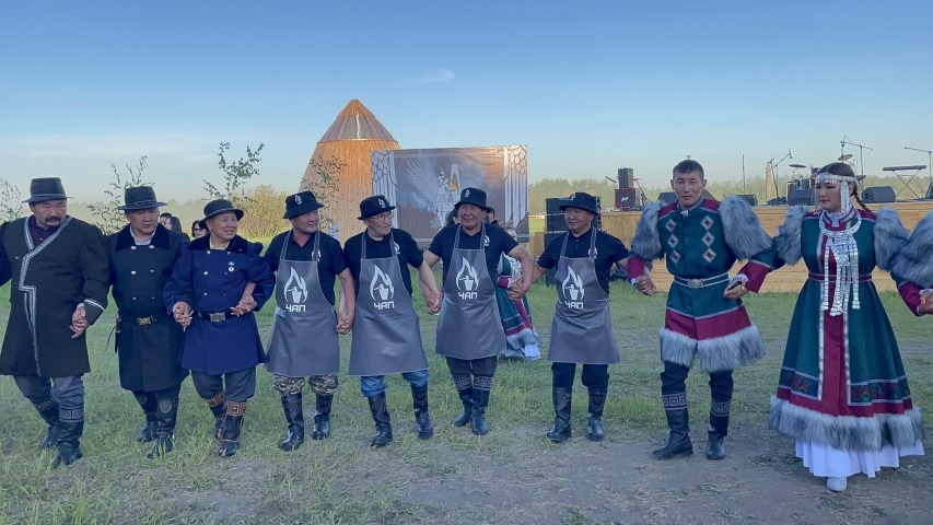 Обложка Электронного документа: Осуохай в тюсюлгэ кузнецов ЧАП в с. Кэнтик во время "Ысыаха Олонхо - 2022": [фотография]