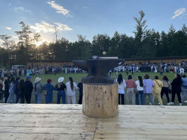 Обложка Электронного документа: В рамках XV юбилейного Ысыаха Олонхо в Кэнтикском наслеге прошел республиканский конкурс кузнецов "Күүгүнүүр күөртээх, кытыастар кыһалаах Кудай Бахсы уустара": [фотография]