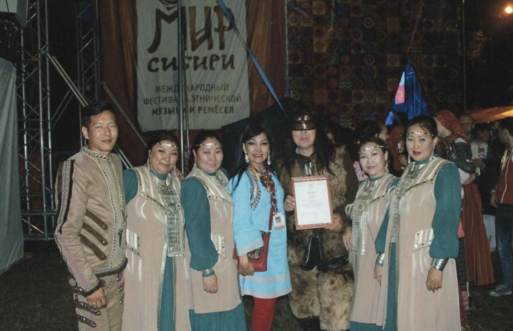 Обложка Электронного документа: Ансамбль "Кыл Саха" – лауреат этномузыкальной Премии Мира в номинации "Инструментальный ансамбль" международного фестиваля-конкурса этнической музыки и ремесел "Мир Сибири": [фотография]