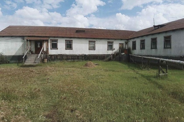 Обложка Электронного документа: Художественная мастерская по созданию и реставрации музыкальных инструментов: [фотография]