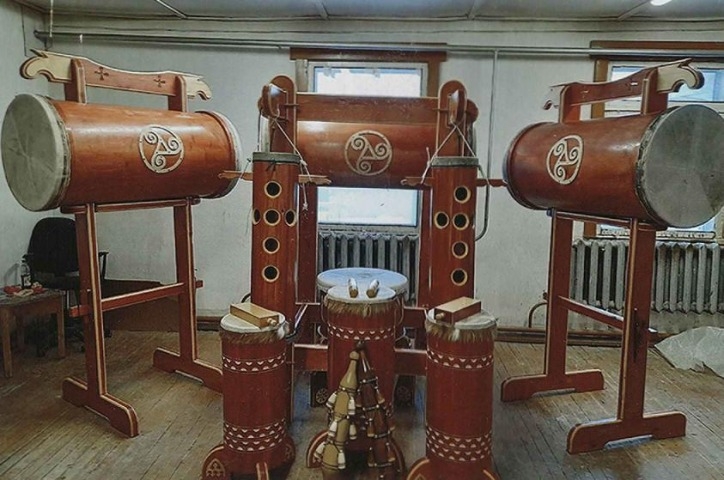 Обложка Электронного документа: Комплект ударных инструментов: [фотография]