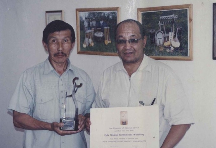 Обложка Электронного документа: Дьячковский Тихон и Парфенов Марк с наградой клуба лидеров торговли “За качество”: [фотография]