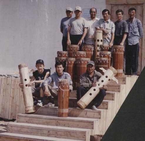 Обложка Электронного документа: Коллектив работников мастерской по созданию и реставрации музыкальных инструментов Бердигестяхской мастерской им. Марии и Василия Мохначевских: [фотография]