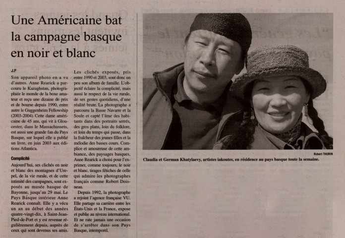 Обложка Электронного документа: Une Americaine bat la campagne basque en noir et blanc: [about Yakut musicians Klavdia and German Khatylaevs]