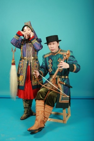 Обложка Электронного документа: Музыкальное переплетение традиций: Герман и Клавдия Хатылаевы: [фотография]