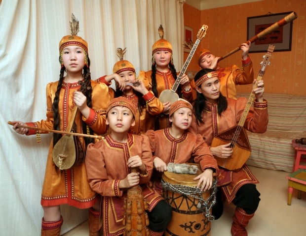 Обложка Электронного документа: Юные воспитанники Хатылаевых с национальными музыкальными инструментами: [фотография]