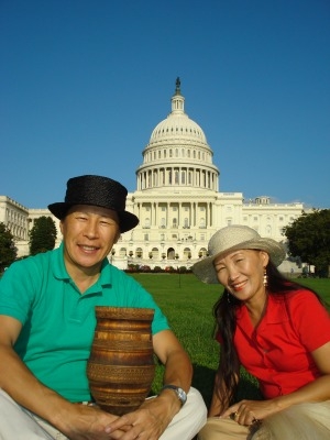 Обложка Электронного документа: Хатылаевы у Капитолия в Вашингтоне: [фотография]