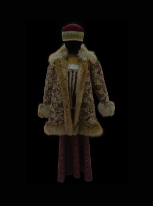 Обложка Электронного документа: Праздничный зимний комплект: шубейка подбитая мехом рыжей лисы, повойник, сарафан, душегрея.
Коллекция, выполненная художником-модельером Л.А. Будищевой в рамках реализации проекта «Розовая чайка: реконструкция и возрождение традиционного костюма русских арктических старожилов Якутии» пдф книги отправила по ватсапу ОС.
Объект можно посмотреть по ссылке: https://new.nlrs.ru/open/132742