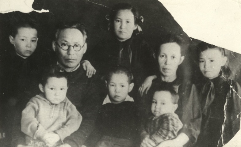 Обложка Электронного документа: Григорий Семенович Тарский в кругу семьи: [фотография]