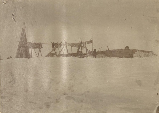 Обложка Электронного документа: Один из шести домов Русского Устья: [из фотоальбома В. М. Зензинова "Из Якутска в Русское Устье, 1911 - 1912 гг.", фото 75, 20.IV.]